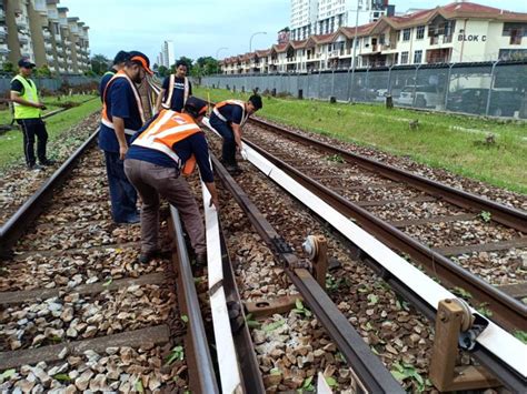 Ada mangsa yang terperangkap dan jumlah mangsa masih belum dikenalpasti. Pokok tumbang, LRT Ampang tergendala sejam