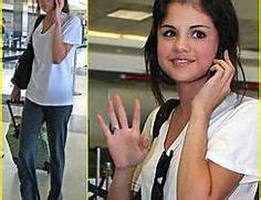 Selena Gomez Peace Gesture Okay Gesture Selena Gomez Celebrities Celebs