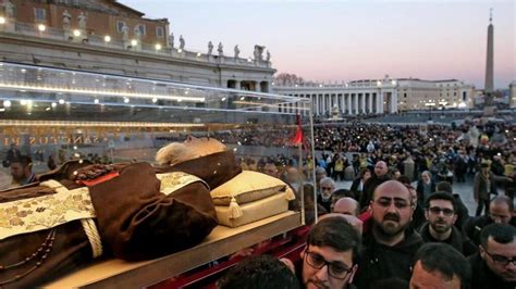 Vatikan Zehntausende Strömen Zu Padre Pio Reliquie Im Petersdom Blick