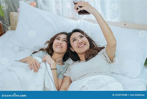 Dos Hermosas Lesbianas O Amigas Asi Ticas Se Selfian O Toman Fotos
