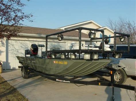It is a 15 foot meyer boat, really nice boat, wide and sturdy. Modified V Hull