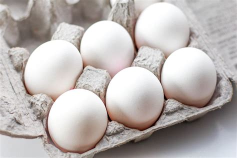 Six White Eggs In A Crate Creative Commons Bilder