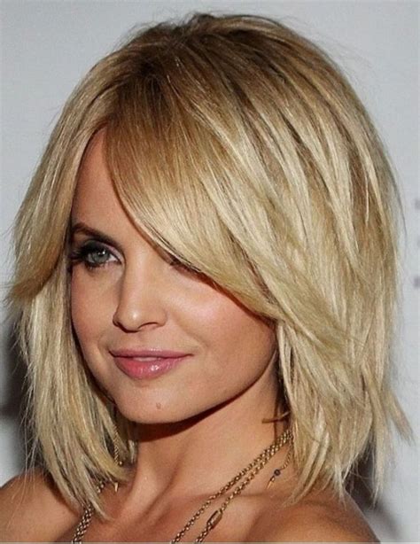 Medium length hairstyles with side swept bangs. 24 Superlative Medium Length Layered Hairstyles - Hairs.London