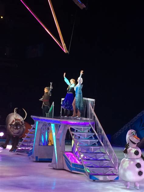 Anna Elsa Frozen On Ice Show Disneyexaminer