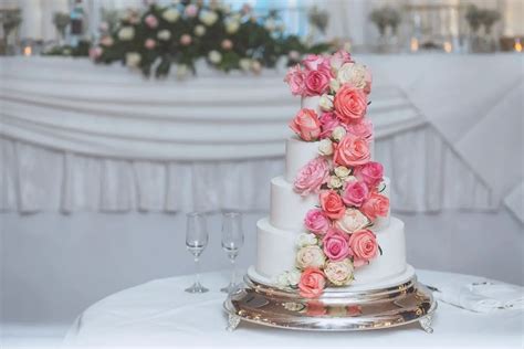 How To Decorate A Wedding Cake With Fresh Flowers Easy Guide Cake