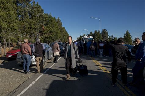 Una Protesta Obligó A Los Turistas A Salir A Pie Del Aeropuerto De Bariloche Durante Dos Horas