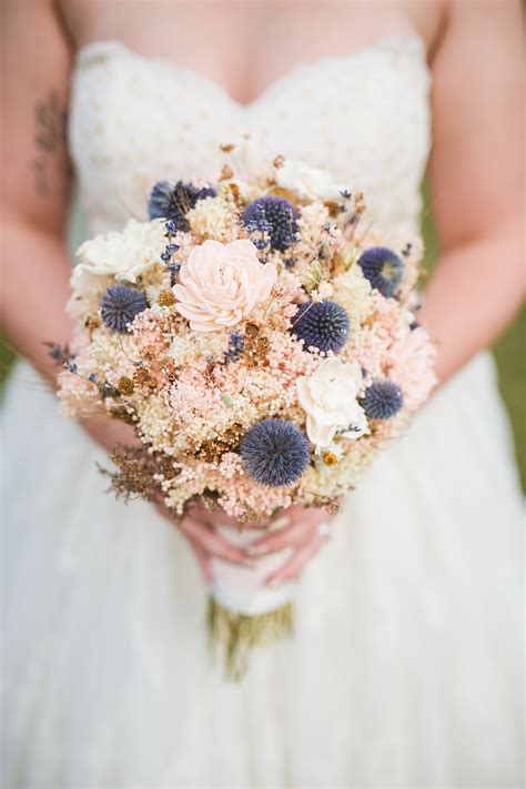 24 Dried Flower Arrangements That Are Perfect For A Fall Wedding