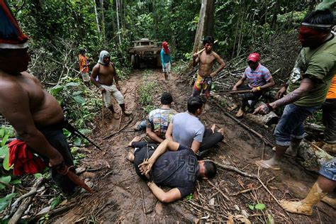 una tribu en brasil combate a los deforestadores del amazonas a su modo persiguiéndolos y