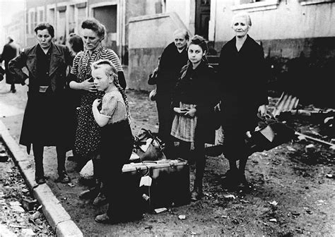 21 Haunting Vintage Pictures Of The Refugee Crisis Caused By World War Ii ~ Vintage Everyday