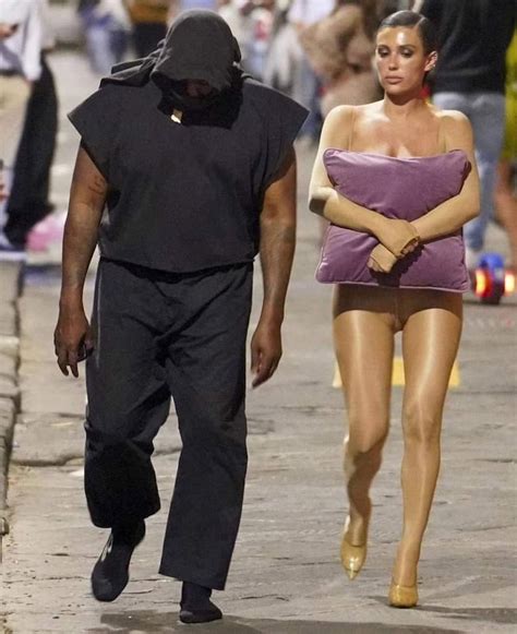 肯爺 Kanye West 曬老婆 Bianca Censori 大尺度私照寫今年不穿褲子僅用線條遮擋穿法引網抨擊 JUKSY 街星