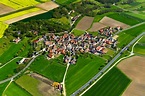 Brünnau aus der Vogelperspektive: Dorfkern am Feldrand in Brünnau im ...