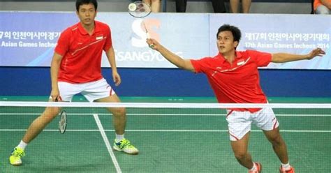 Badminton merupakan cabang olahraga yang digemari oleh banyak orang. Peraturan pertandingan / permainan bulutangkis (badminton)
