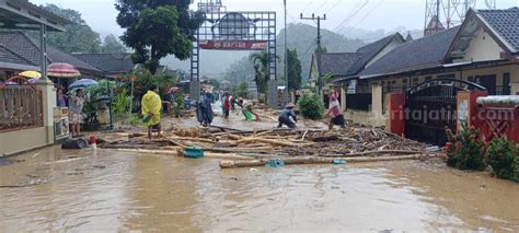 Malang Selatan Dikepung Banjir Dan Tanah Longsor