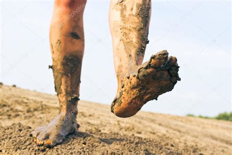 Pies Sucios Los Pies Desnudos Están En El Suelo — Foto De Stock