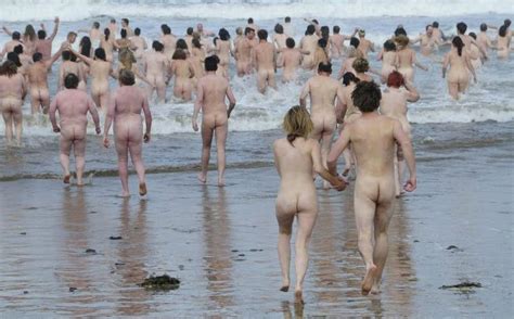 全裸の 人が一斉に海へ飛び込み新たなヌード世界記録を樹立 GIGAZINE