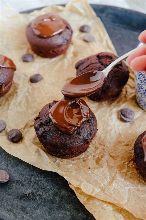 Wie bereitet man rhabarbersaft schnell, gesund und lecker zu wenigen zutaten? Schoko-Muffins mit Rhabarber und Schokohäubchen | Food Blog ninastrada | Rezept in 2020 | Süße ...