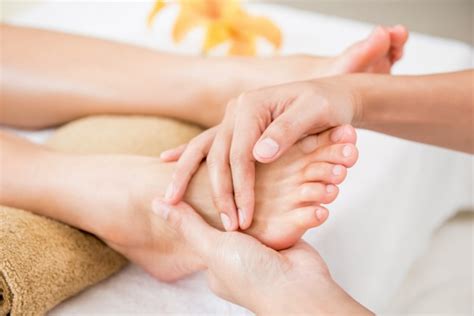 Premium Photo Therapist Giving Relaxing Traditional Reflexology Foot