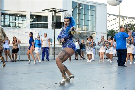 Sabrina Boing Boing Surpreende Com Cabelo Pintado De Azul Em Ensaio De Carnaval Not Cias Bol