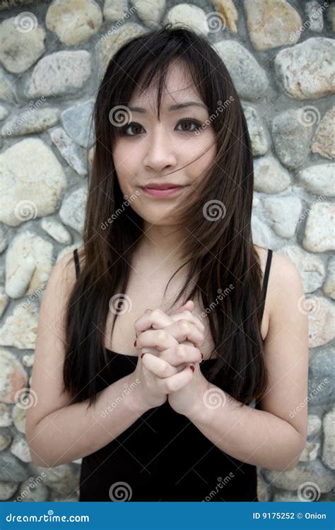 Belle Fille Asiatique Avec Des Mains Treintes Photo Stock Image Du
