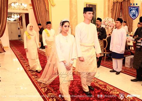 Memori indah tunku aminah sebelum kahwin.tunku aminah maimunah iskandariah binti sultan ibrahim ismail (diputerikan. Pengalaman Solekkan Tunku Tun Aminah — Jurusolek ...