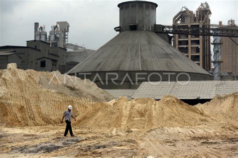 Target Produksi Semen Indonesia Antara Foto