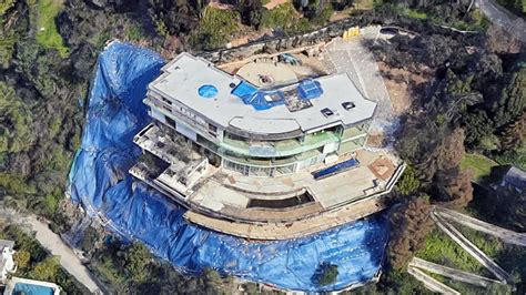 Born mohamed anwar hadid on. Mohamed Hadid, father of Gigi and Bella faces world's most ...
