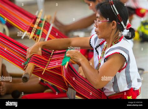 Mujeres Ifugao Tejiendo Durante El Festival Anual De Imbayah Que
