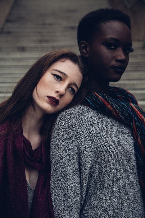 [フリー写真] 黒人女性と白人女性のポートレイトでアハ体験 gahag 著作権フリー写真・イラスト素材集