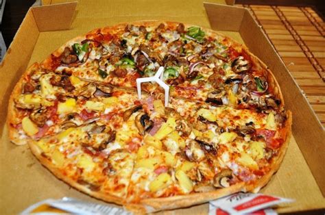 Topped with mushrooms, green peppers, tomatoes, black olives, and onions. Pizza Hut | Vegetable recipes, Favorite recipes, Food