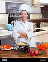 Chef mujer retrato con blanco uniforme en la cocina Fotografía de stock ...