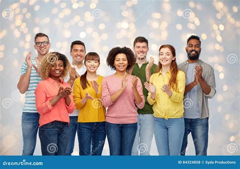 Gruppo Internazionale Di Gente Felice Che Applaude Fotografia Stock