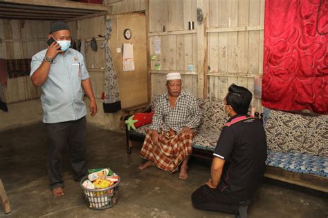 Arti dari peribahasa condong ditumpil, lemah dianduh adalah memberikan bantuan atau pertolongan kepada orang yang membutuhkan baik dalam bentuk uang, pikiran, tenaga, dan lain sebagainya. Penyampaian Sumbangan Pasca Banjir UiTM-KPT Kepada Mangsa ...