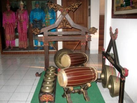 Bedug sendiri berasal india dan tiongkok yang dibawa oleh mereka yang dahulunya pernah singgah ke nusantara. Seni Nusantara: Unsur Pendukung Tari