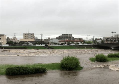On 6 aug 2020 @nhk_hokkaido tweeted: 室見川が氾濫寸前 記録的大雨で増水し濁流 住民約20万人に避難 ...