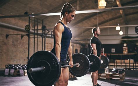 ladies who lift a beginners guide to weight training for women regymen fitness