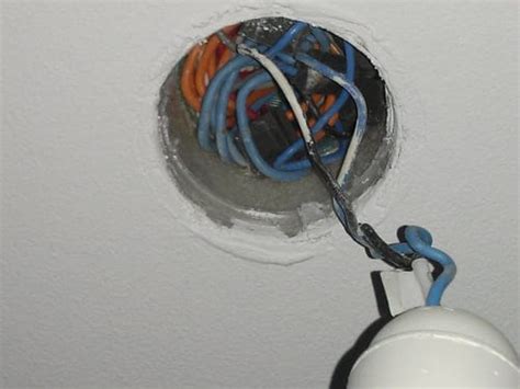 Comment amener l'électricité au plafond ? Fixation luminaire au plafond Résolu - Linternaute.com