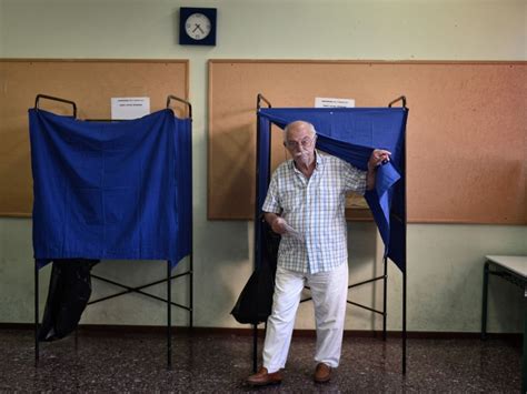 La Grèce aux urnes pour un référendum à l issue incertaine Challenges