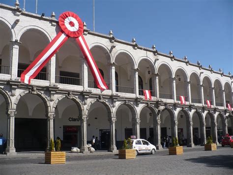 Arequipa Plaza De Armas Luce Símbolos Patrios Por 195 Aniversario De