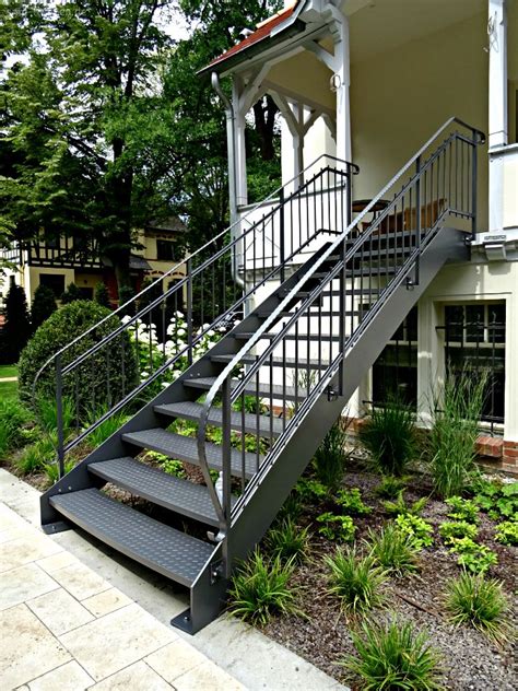 Konfigurieren sie ihre metalltreppe aus witterungsbeständigen und hochresistenten materialien. SMG Treppen Wangentreppe WAT 4400 Vom Garten bequem über ...