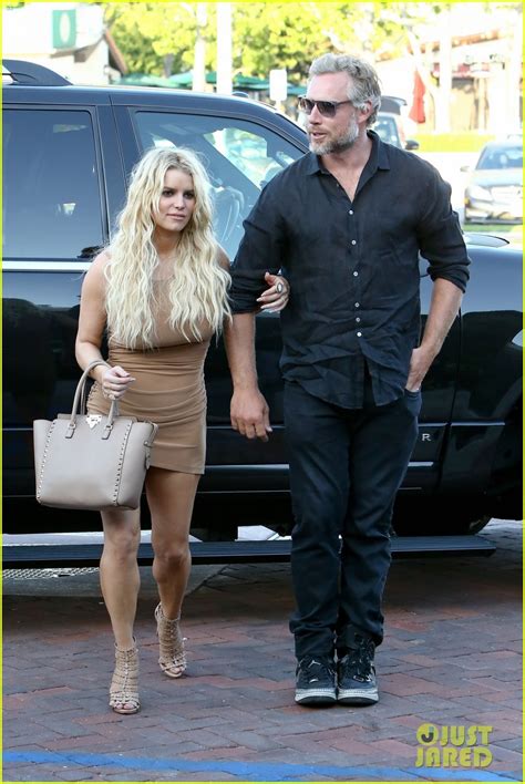 Full Sized Photo Of Jessica Simpson Steps Out After Teasing Her Return