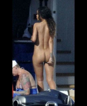 Leaked photos rihanna naked Rihanna Porn: