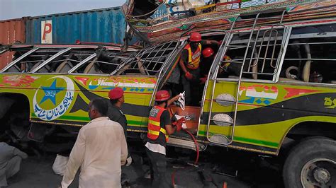 Pakistan Bus Crash Bus Crashes In Pakistan Killing 33 People And Injuring 40 World News