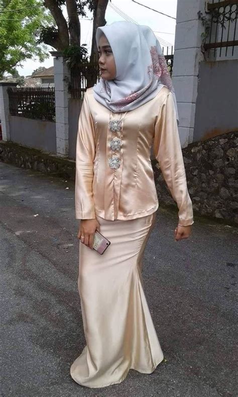 باجو كوروڠ) is a traditional costume originated from sumatra, and malay peninsula, and is traditionally worn by women in brunei, indonesia, malaysia, singapore and southern thailand. Kebaya Satin 841 | Malaysian Baju Kurung