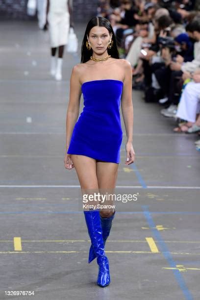 Bella Hadid Dress Stock Fotos Und Bilder Getty Images