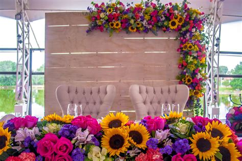 Arreglo Floral Para Mesa En 2022 Mesas Principales De Boda Decoraciones De Boda Mexicanas