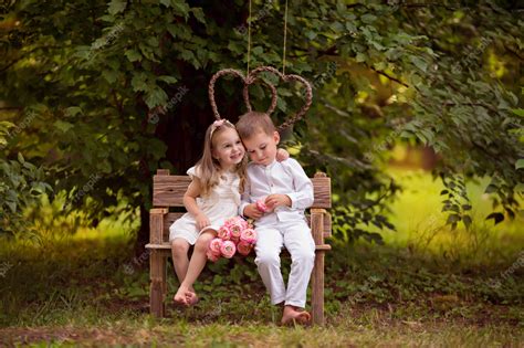 Niños Felices Hermano Y Hermana Amigos En La Naturaleza En Un Parque