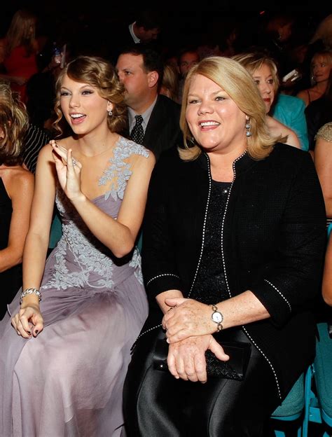 Taylor Swift And Her Mom Andreas Cutest Moments Popsugar Celebrity
