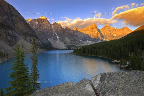 Moraine Lake In The Morning Wenkchemna Range Valley Of 20080024112 の