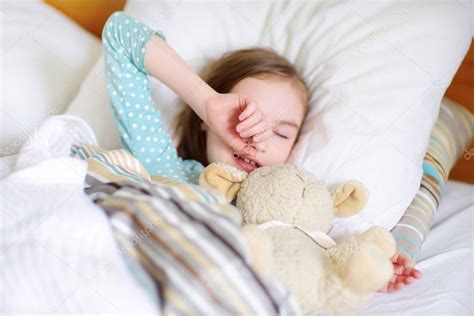 Little Girl Waking Up In Bed — Stock Photo © Mnstudio 149720964