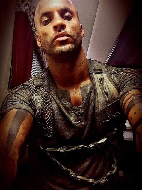Ricky Whittle As Lincoln In The 100 The 100 Tv Series The 100 Cast It